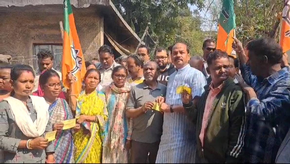 पूर्व सीएम रघुवर दास ने गोलमुरी में घर-घर जा कर दिलाई बीजेपी की सदस्यता, कहा- भाजपा देश की सबसे बड़ी पार्टी