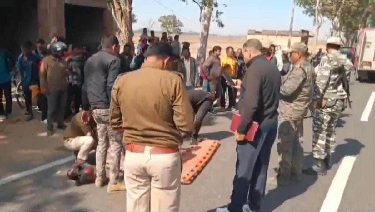 सड़क पर काल बनकर दौड़ी पिकअप वैन, 5 लोगों को रौंदा, 2 की मौत