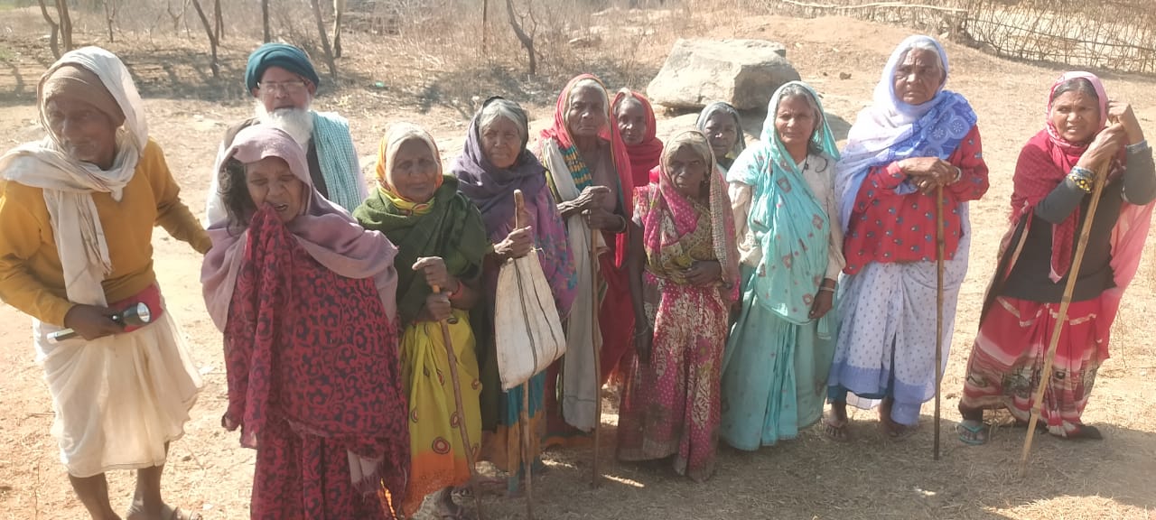 चार माह से नहीं मिल रहा वृद्धा पेंशन,ठंड में पेंशन के लिए भटक रहे परेशान लाभुक, अब पलामू उपायुक्त से लगाई गुहार 