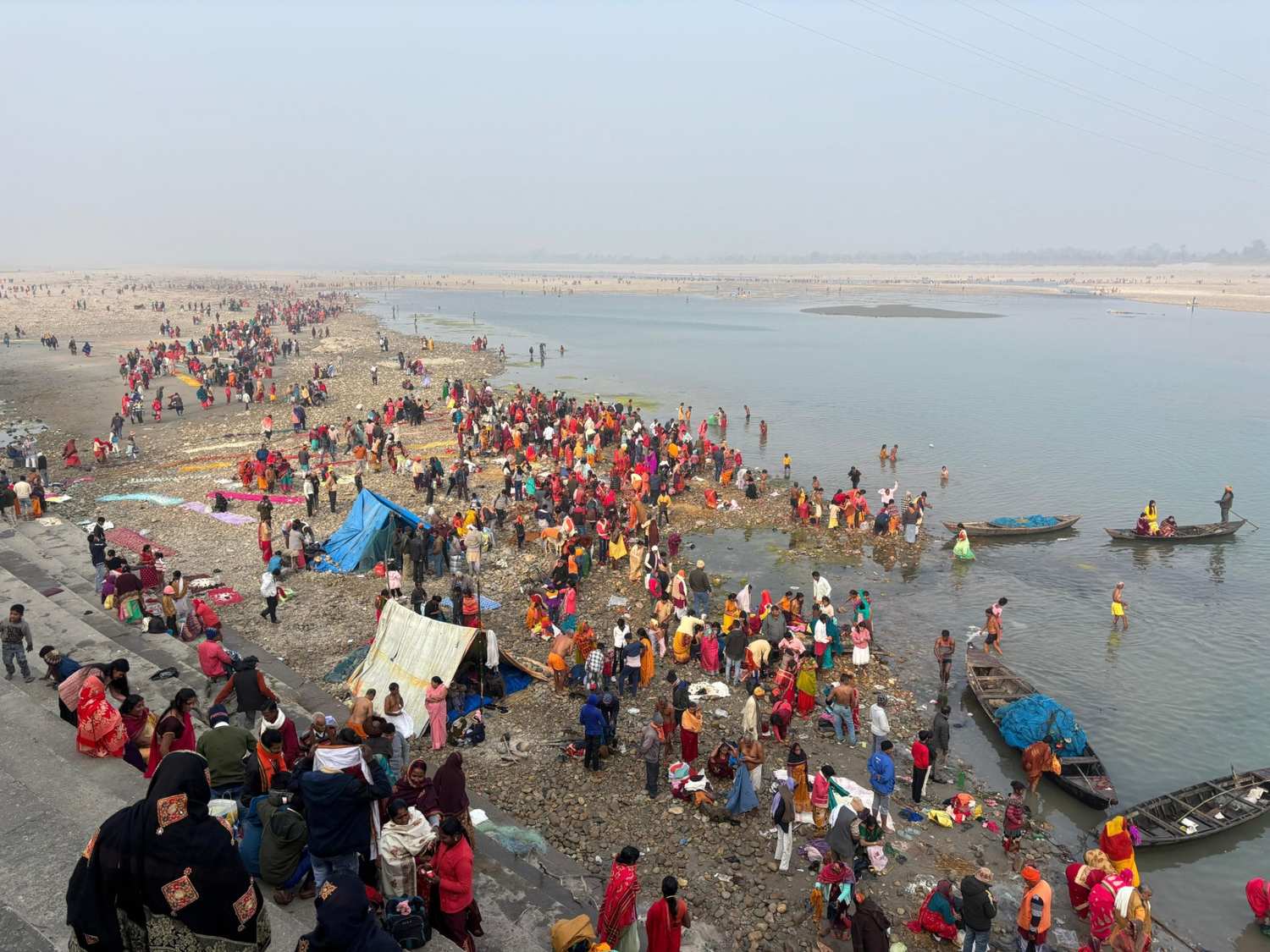 वाल्मीकिनगर स्थित त्रिवेणी संगम में लाखों भक्त लगा रहे आस्था की डुबकी, उत्तर भारत का दूसरा सबसे बड़ा संगम स्थल माना जाता है यह