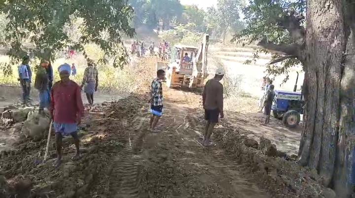 Gumla News: जब सरकार से खत्म हो गई गुमला वासियों की उम्मीद तो चंदा कर शुरु करवाया सड़क निर्माण, पढ़ें क्या कह रहें अधिकारी