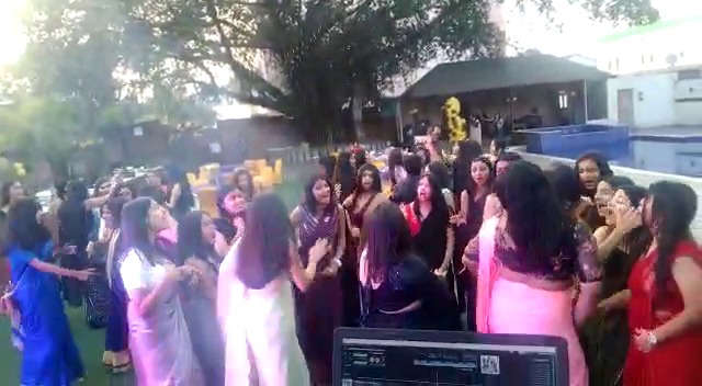 बेपरवाह अभिभावक - शिक्षक : फेयरवेल पार्टी नहीं,  यहां हो रहा कोरोना का वेलकम