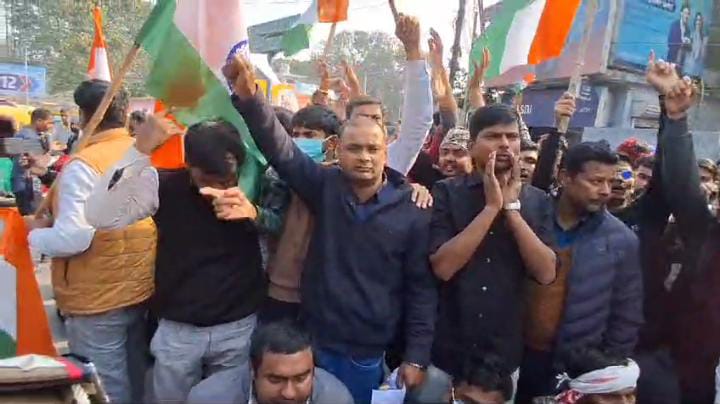 Breaking: री-एग्जाम की मांग को लेकर BPSC अभ्यर्थियों का प्रदर्शन, गर्दनीबाग से पटना की सड़कों पर पहुंचे अभ्यर्थी, रोकने में जुटा प्रशासन