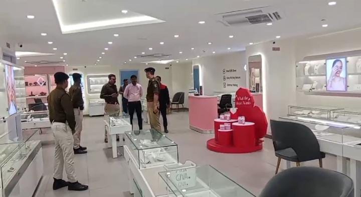 Crime News: दिनदहाड़े पटना के ज्वैलरी शॉप में लूटपाट, हथियार के बल पर 50 लाख के गहने ले उड़े लुटेरे, पढ़ें पूरा मामला