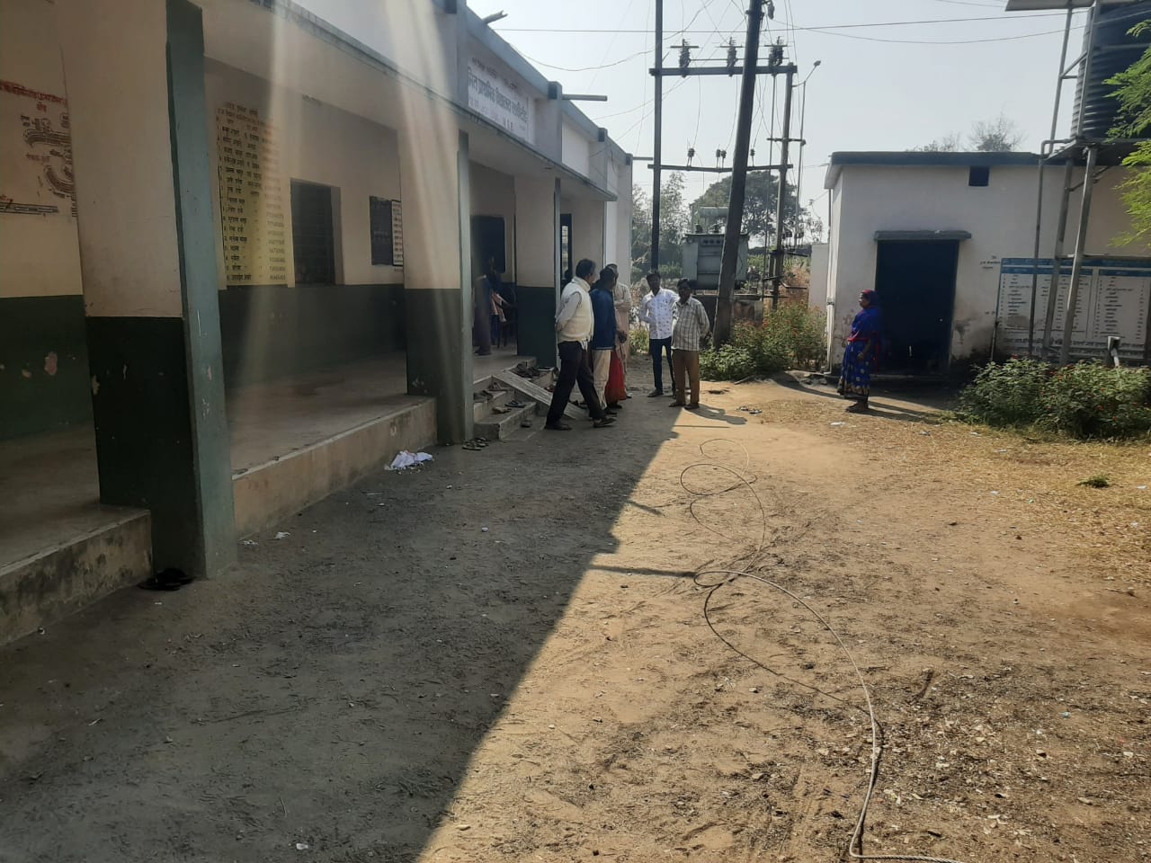 गिरिडीह: प्रार्थना के समय स्कूल परिसर में गिरा बिजली का तार, शिक्षकों की तत्परता से बचा स्कूली बच्चों की जान 