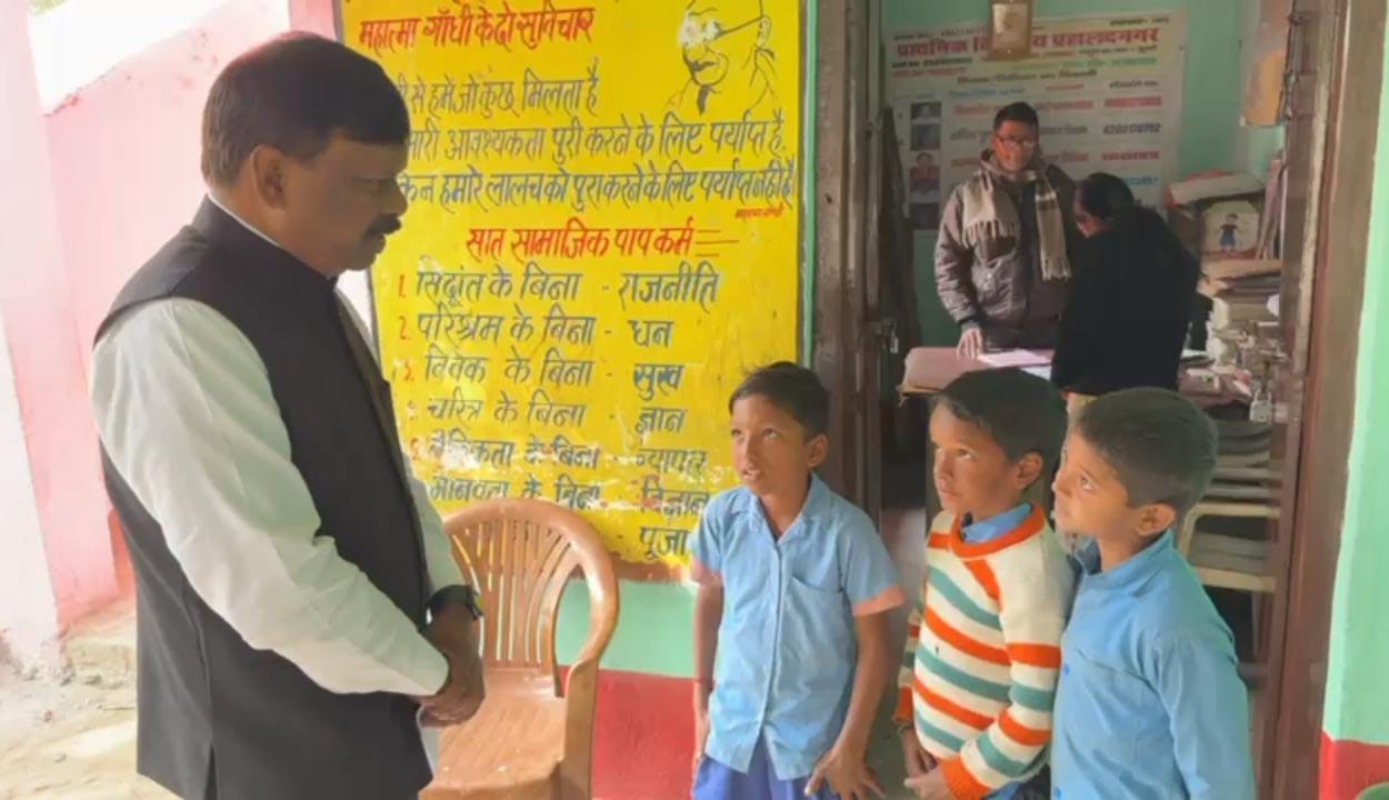 Bihar News:अचानक नालंदा की सड़कों पर घूमते नजर आयें शिक्षा विभाग के अपर सचिव, स्कूलों में पहुंच बच्चों से जाना हाल, मचा हड़कंप 