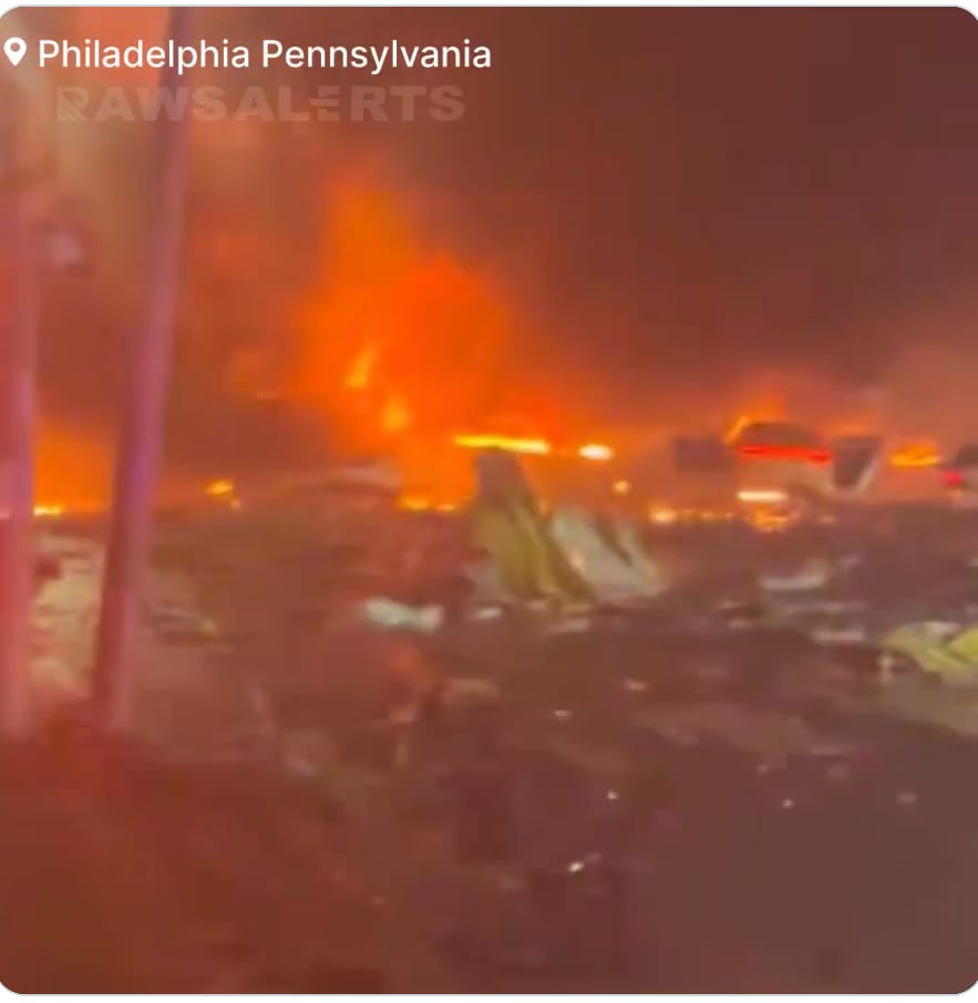 US में एक और प्लेन हादसा, घर और मॉल पर गिरा प्लेन, कई लोगों के हताहत की सूचना