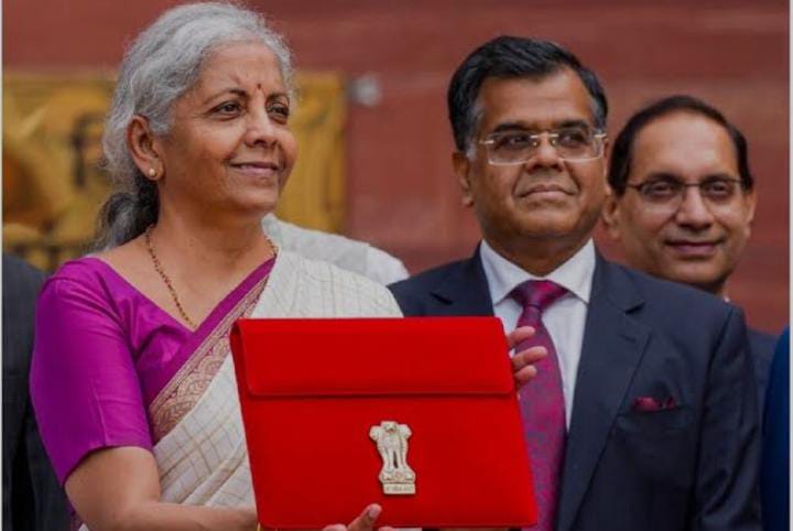 Budget 2025: मीडिल क्लास के लिए वित्त मंत्री ने खोला पिटारा, पढ़ें किन चीजों पर मिली टैक्स पर छूट और क्या हुआ महंगा