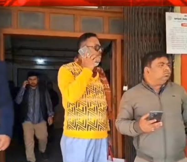 Dhanbad : निगम कार्यालय में निर्वतमान पार्षद पर हमले के बाद कैसे जमीन बचाने को रेस हुआ निगम, पढ़िए 