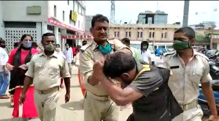 एमजीएम इलाज कराने आयी महिला के साथ छेडखानी,महिला और गार्ड ने जमकर की पिटाई