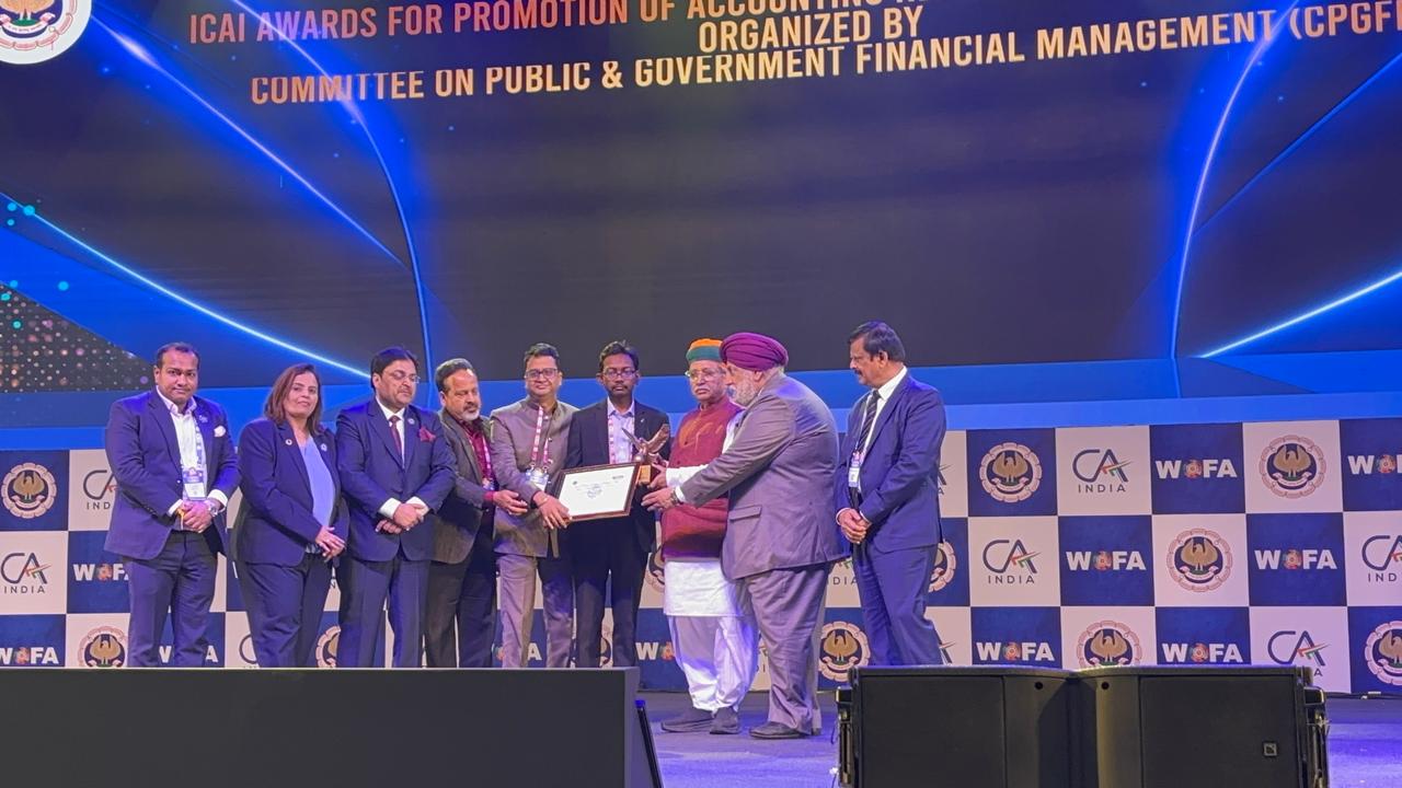 देवघर नगर निगम और साहिबगंज नगर परिषद को मिला उत्कृष्ट वित्तीय रिपोर्टिंग का सम्मान, दिल्ली में केंद्रीय कानून मंत्री अर्जुन राम मेघवाल ने दिया पुरस्कार