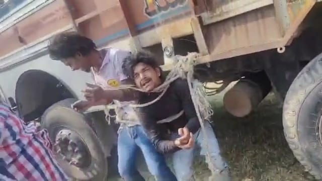चोर होने की आशंका पर ट्रक में बांधकर युवकों को पीटा,जब पुलिस को सूचना मिली तो क्या हुआ जानिए
