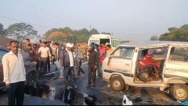 गिरिडीह के बगोदर में वैन और कार में भीषण टक्कर, एक की मौत, 5 घायल