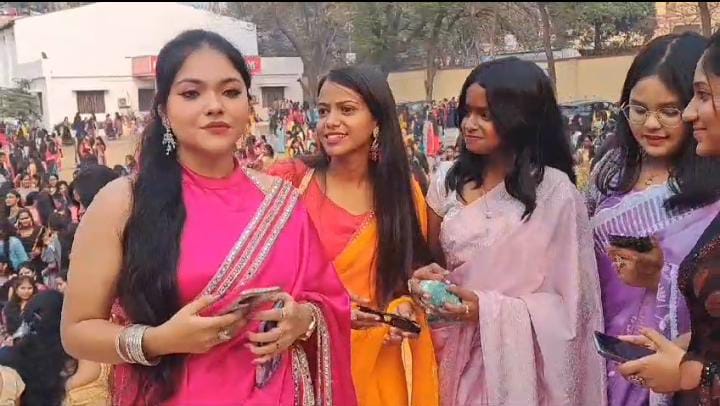 लौहनगरी में धूमधाम से हो रही है सरस्वती पूजा, साड़ी पहनकर वीमेंस कॉलेज पहुंच रही है छात्राएं