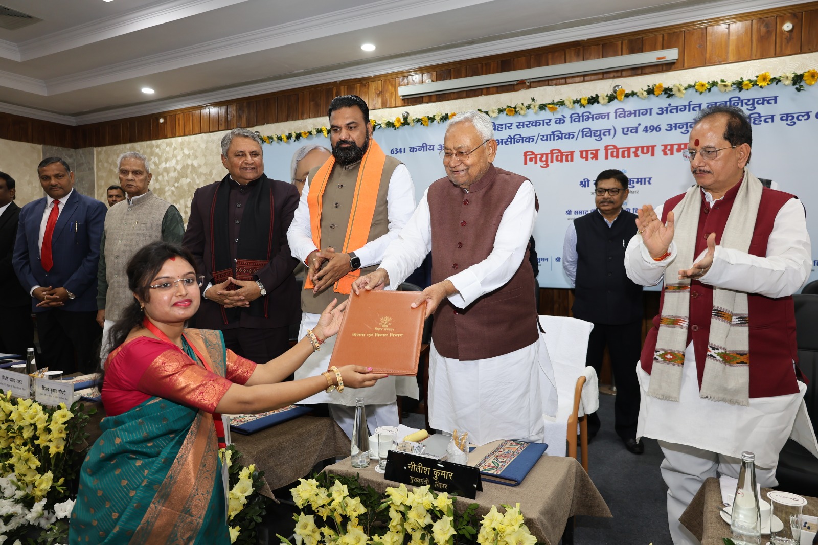 बिहार विधानसभा चुनाव से पहले ही युवाओं की बल्ले-बल्ले, सीएम नीतीश कुमार ने 6341 लोगों को दिया नियुक्ति पत्र