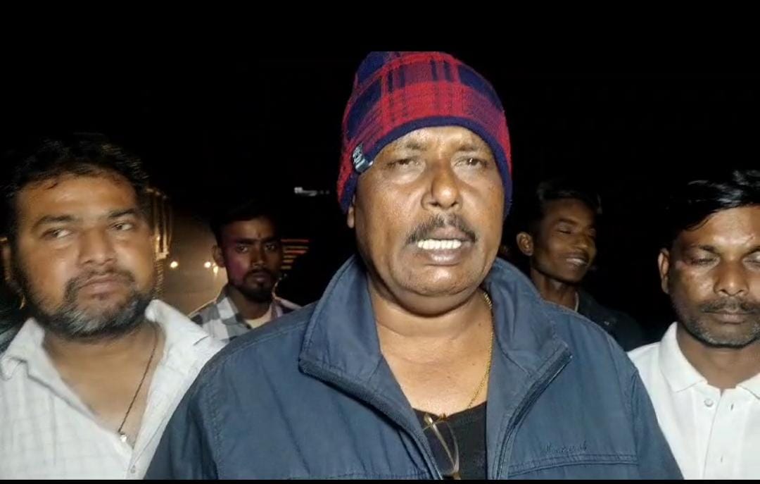 गोड्डा में हाइवा की चपेट में आने से युवक की मौत,आक्रोशित ग्रामीणों ने हाइवा में लगाई आग, अब मुआवजे की कर रहे मांग