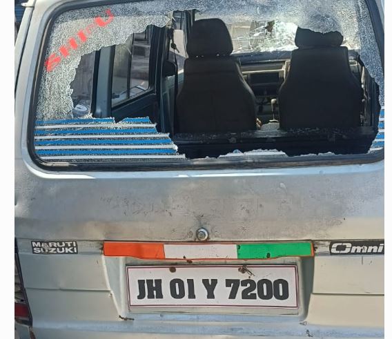 आपस में भिड़े दो गुट, खूब चले पत्थर, एक पुलिसकर्मी का सिर फटा, जानें कहां का है मामला