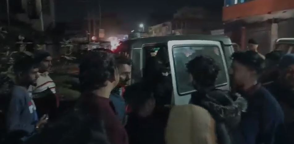 मोबाइल छीनकर भाग रहे थे बदमाश, लोगों ने पकड़कर पहले की जमकर पिटाई फिर कर दिया पुलिस के हवाले