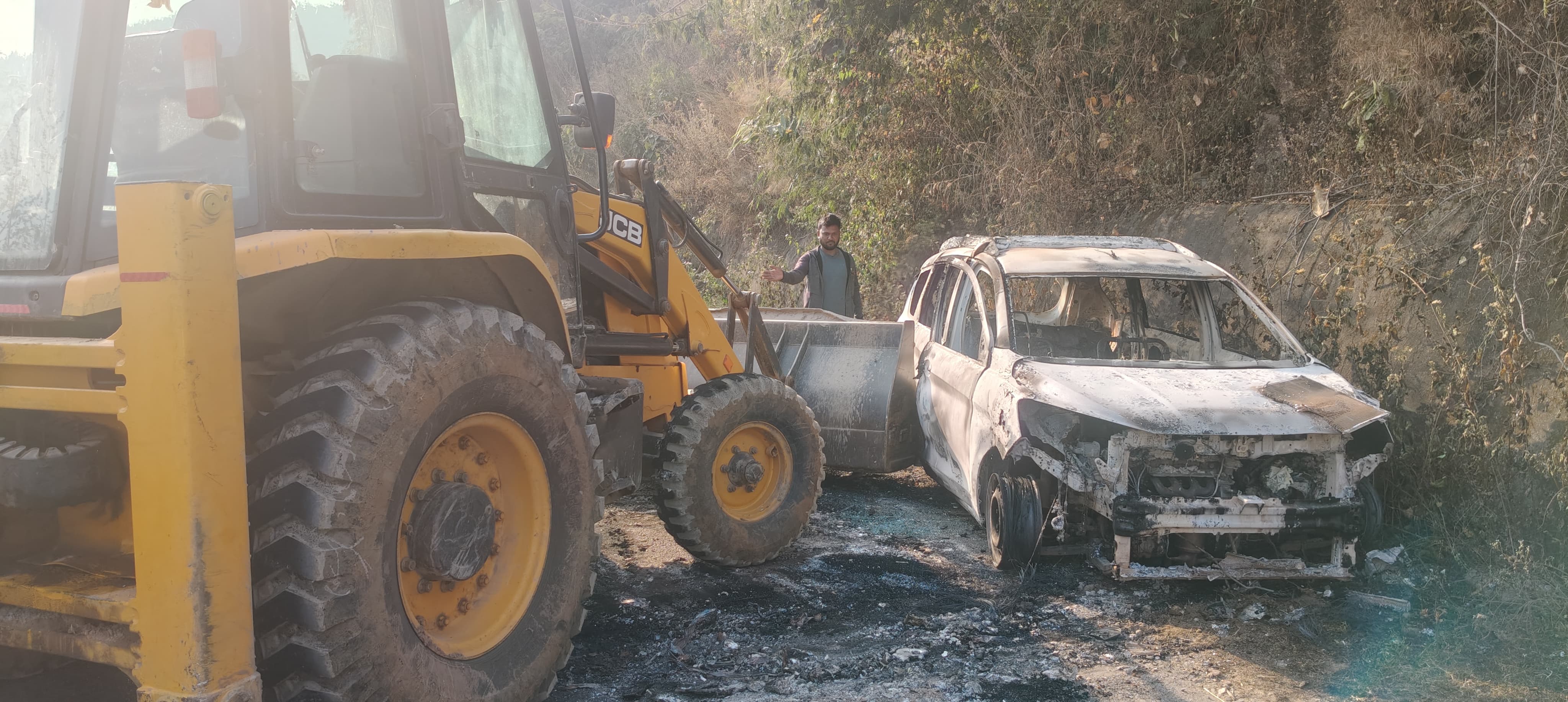 चलती कार में अचानक से लगी आग, मची अफरा-तफरी