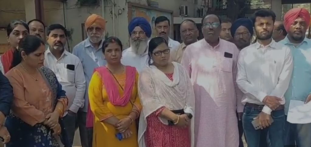 जमशेदपुर में बढ़ी चोरी-छिनतई की घटनाएं, जेडीयू प्रतिनिधिमंडल ने एसपी को सौंपा मांग पत्र, कहा- नहीं रुकी वारदातें तो करेंगे उग्र आंदोलन