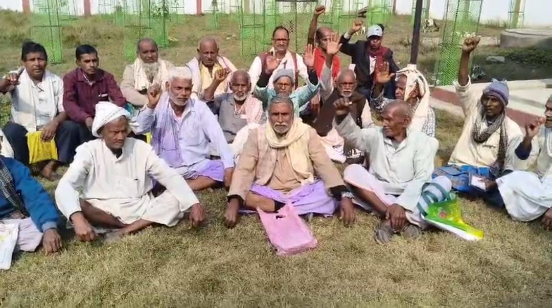 साहिबगंज के इन किसानों ने सहकारिता पदाधिकारी से लगाई गुहार, वर्षों से बकाया फसल बीमा राशि का जल्दी करें भुगतान, नहीं तो न्यायालय की लेंगे शरण 