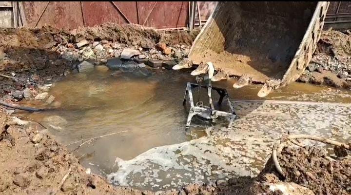 जमशेदपुर: पथ निर्माण विभाग की लापरवाही से बर्बाद हो रहा लाखों लीटर पानी, नहीं हुआ समाधान तो विकराल रूप ले सकती है पानी किल्लत