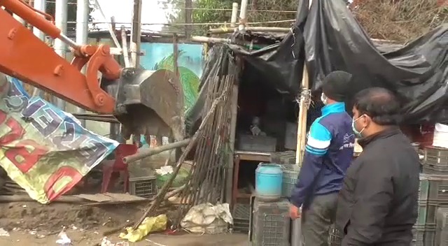 अब धनबाद की इन सड़कों पर चलना होगा आसान, अवैध गुमटियों को हटाने में जुटी निगम की मशीनरी