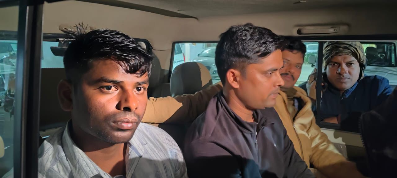 Bihar News: पटना में विजिलेंस की बड़ी कार्रवाई, दो दरोगा को घूस लेते रंगे हाथ किया गिरफ्तार, पढ़ें पूरा मामला