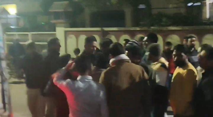 Crime News: कमरे से बरामद हुआ नाबालिग का शव, परिजनों ने हत्या का लगाया आरोप, पढ़ें पूरा मामला