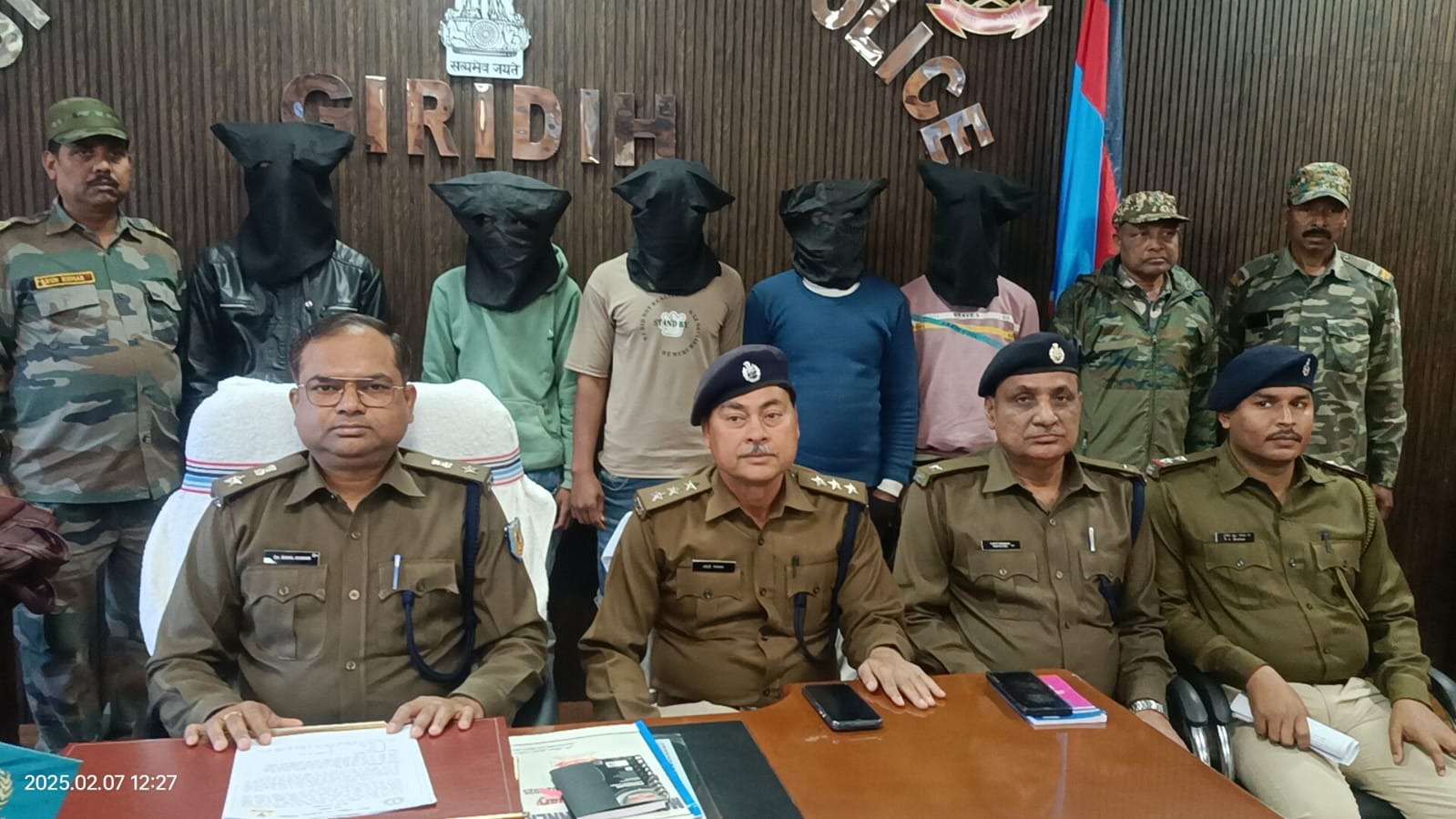 गिरिडीह पुलिस के हत्थे चढ़े पांच साइबर अपराधी, ये सभी सामान बरामद, पढ़ें कैसे पल भर में खाली कर देते थे खाता