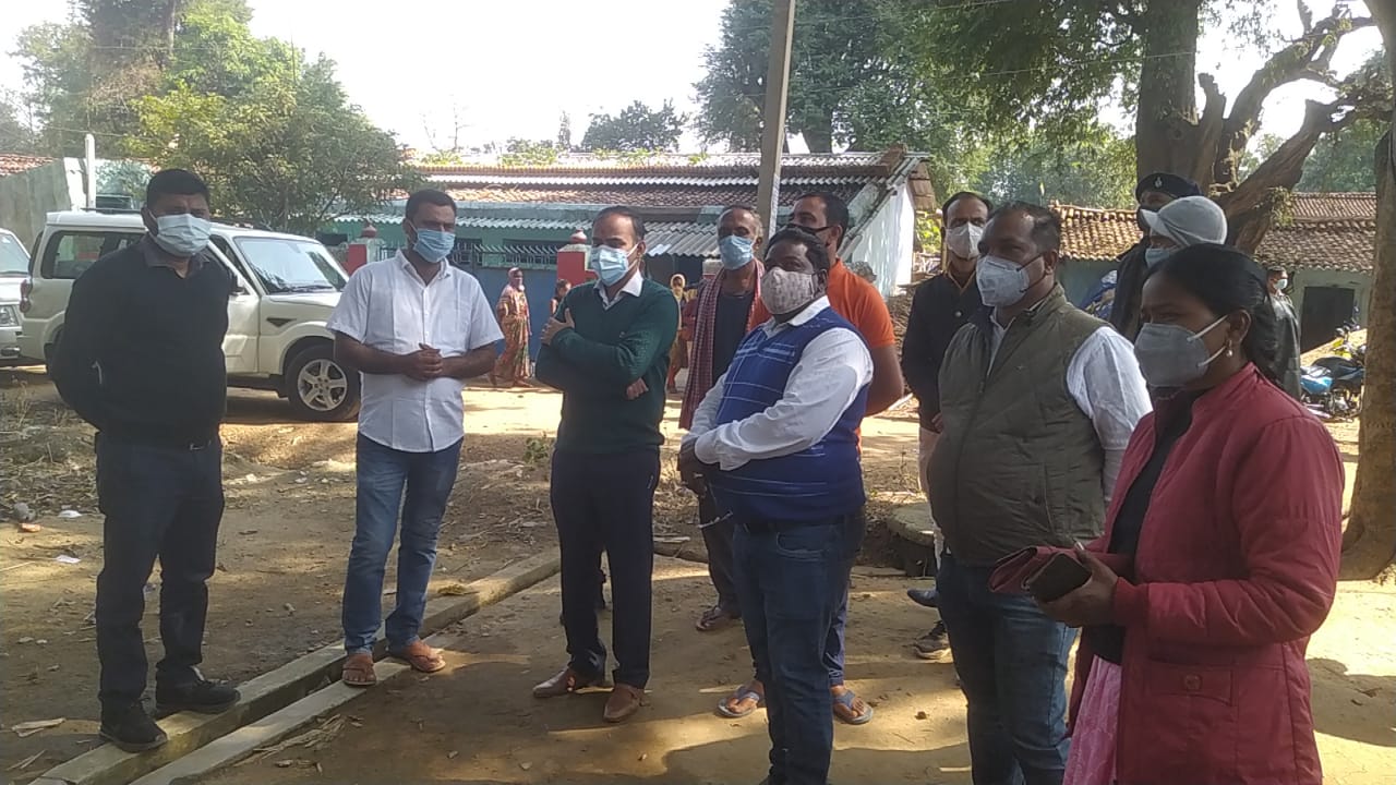 उप विकास आयुक्त ने हापामुनी में किया निरीक्षण, योजनाओं में पारदर्शिता लाने का दिया निर्देश