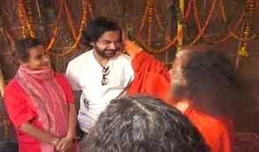 त्रिवेणी संगम में एक्टर राजकुमार राव ने पत्नी संग लगाई डुबकी, कहा- कुंभ आने पर मिलती है शांति