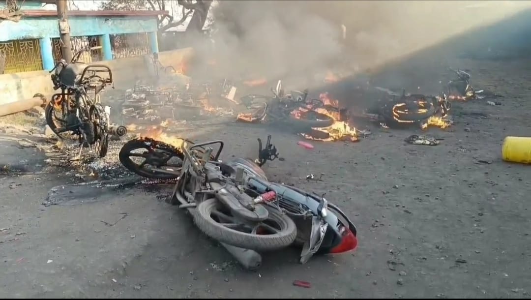 Dhanbad: झरिया के जीनागोडा में भारी बवाल, फूंकी गई दो दर्जन बाइक,पत्थर बाजी में कई घायल