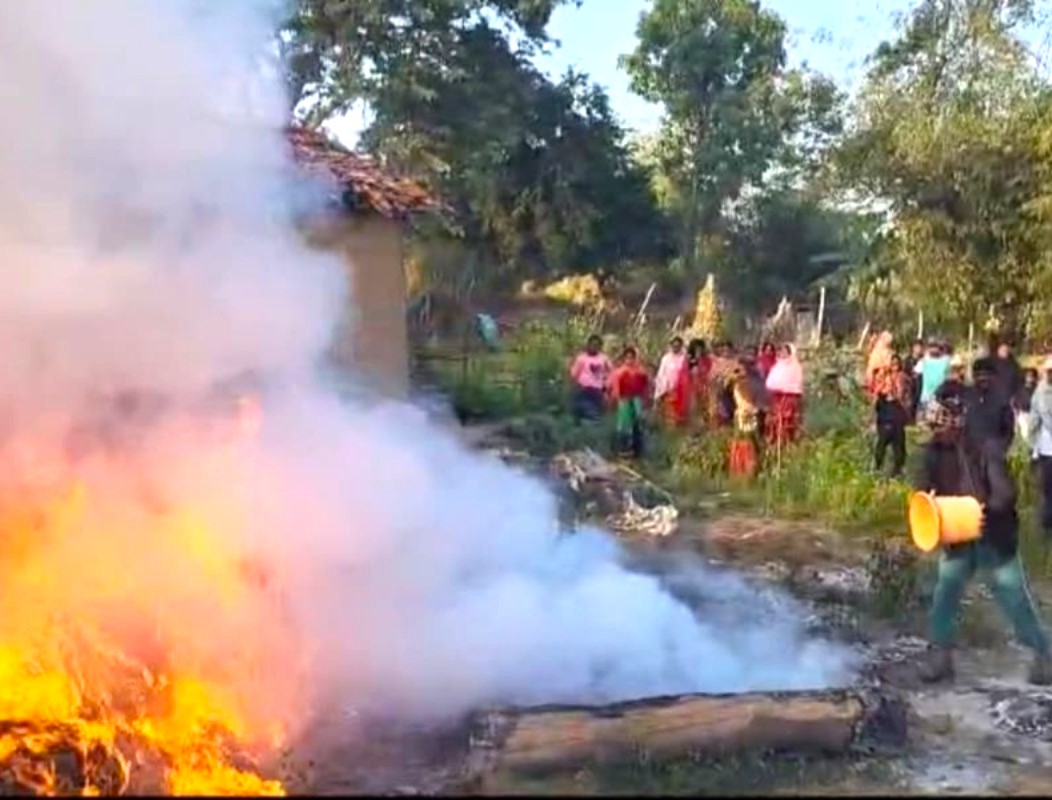 धनबाद के मैन्युफैक्चरिंग यूनिट कंपनी में लगी भीषण आग, तैयार माल जलकर खाक, लाखों का हुआ नुकसान