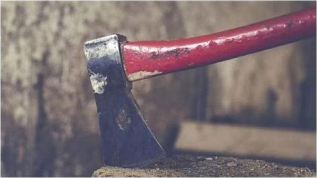 पत्नी ने पति पर टांगी से किया हमला, फिर पेट्रोल छिड़ककर लगा दी आग