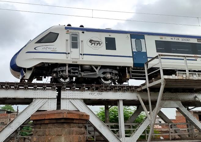 Breaking : पदमा स्टेशन पर हटिया आसनसोल इंटरसिटी ब्रेक डाउन, वंदे भारत समेत पैसेंजर ट्रेन भी फंसी