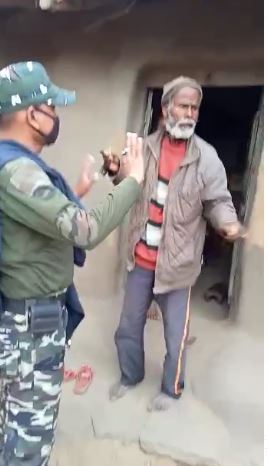 गुमला में वैक्सिनेशन का ये कौन सा तरीका ! खदेड़ कर जबरदस्ती लगाई जा रही वैक्सीन