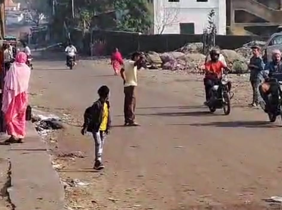 Dhanbad : कोयलांचल में क्यों बेधड़क लहराए जाते हथियार, इनकी पीठ पर होता किनका हाथ, पढ़िए विस्तार से !