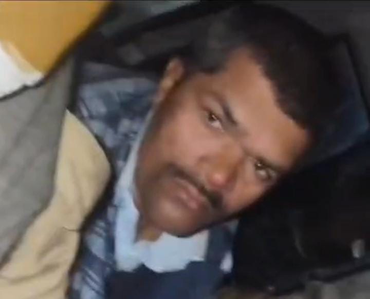 शर्मनाक ! रसोईया के साथ गूलू-गूलू कर रहे थे प्रधानाध्यापक, ग्रामीणों ने पकड़ा, तो हो गया ये हश्र