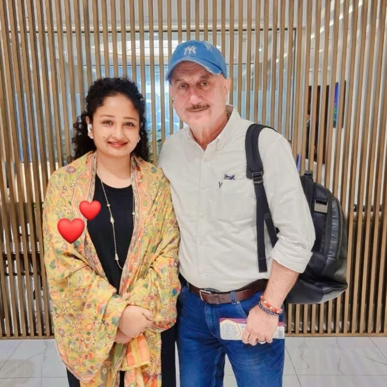 सिर्फ पॉलिटिक्स ही नहीं बॉलीवुड में भी बढ़ रही कल्पना की पॉपुलैरिटी, अनुपम खेर के साथ तस्वीर वायरल