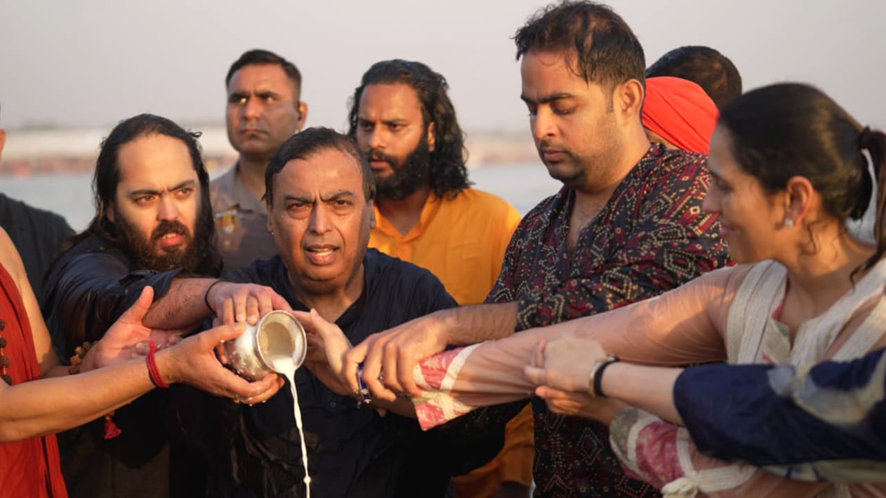 चार पीढ़ियों संग महाकुंभ पहुंचे मुकेश अंबानी, संगम में लगाई डुबकी