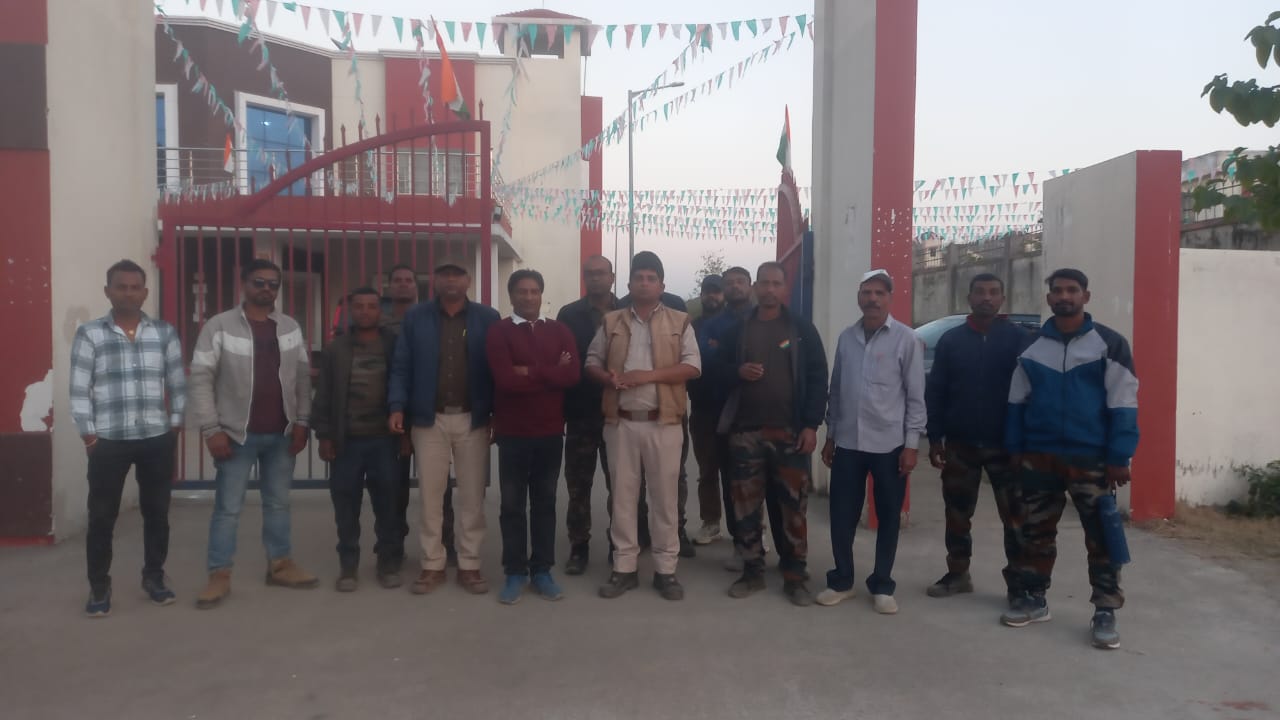 वनभूमि से अतिक्रमण हटाने गए वनकर्मियों पर हमला, पथराव में चार घायल, पेट्रोल छिड़ककर पोकलेन जलाने का प्रयास