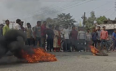 जमशेदपुर में सड़क हादसे में पिता-बेटी की मौत, आक्रोशित लोगों ने आगजनी कर किया सड़क जाम