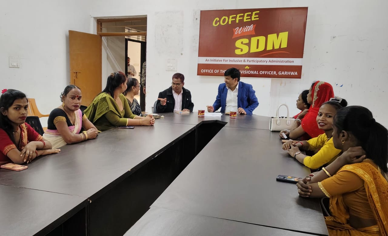 जिसे हर कोई देखता है हीन भावना से, उनके साथ गढ़वा SDM ने कॉफी पर की चर्चा, हर और हो रही तारीफ