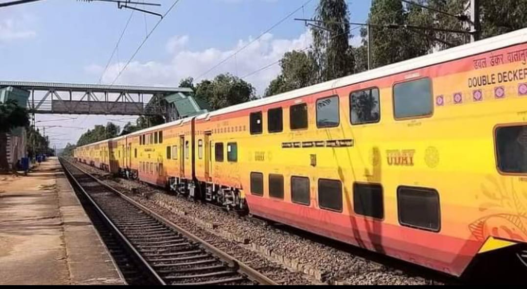 ट्रेनों की सफाई करानी हो या एसी की कूलिंग कम/ज्यादा, रेलवे मदद एप हैे मुस्तैद