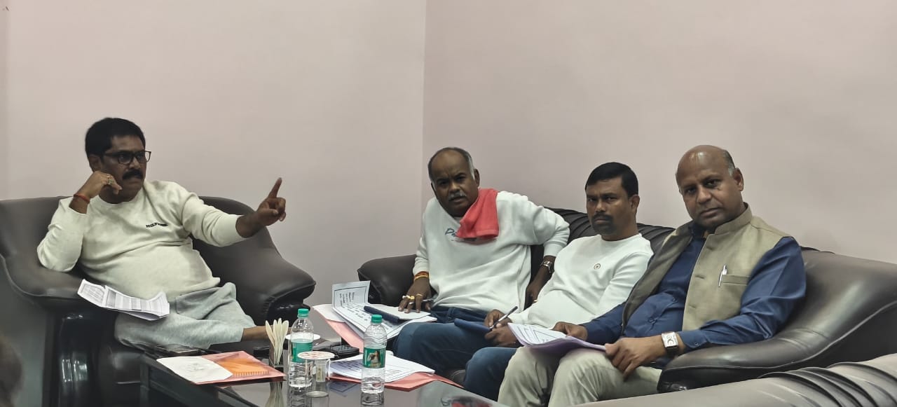 साहिबगंज में झारखंड सरकार के मंत्री योगेंद्र प्रसाद की अध्यक्षता में उत्पाद एवं मद्य निषेध विभाग की समीक्षा बैठक, जानिए पदाधिकारियों को क्या दिया निर्देश