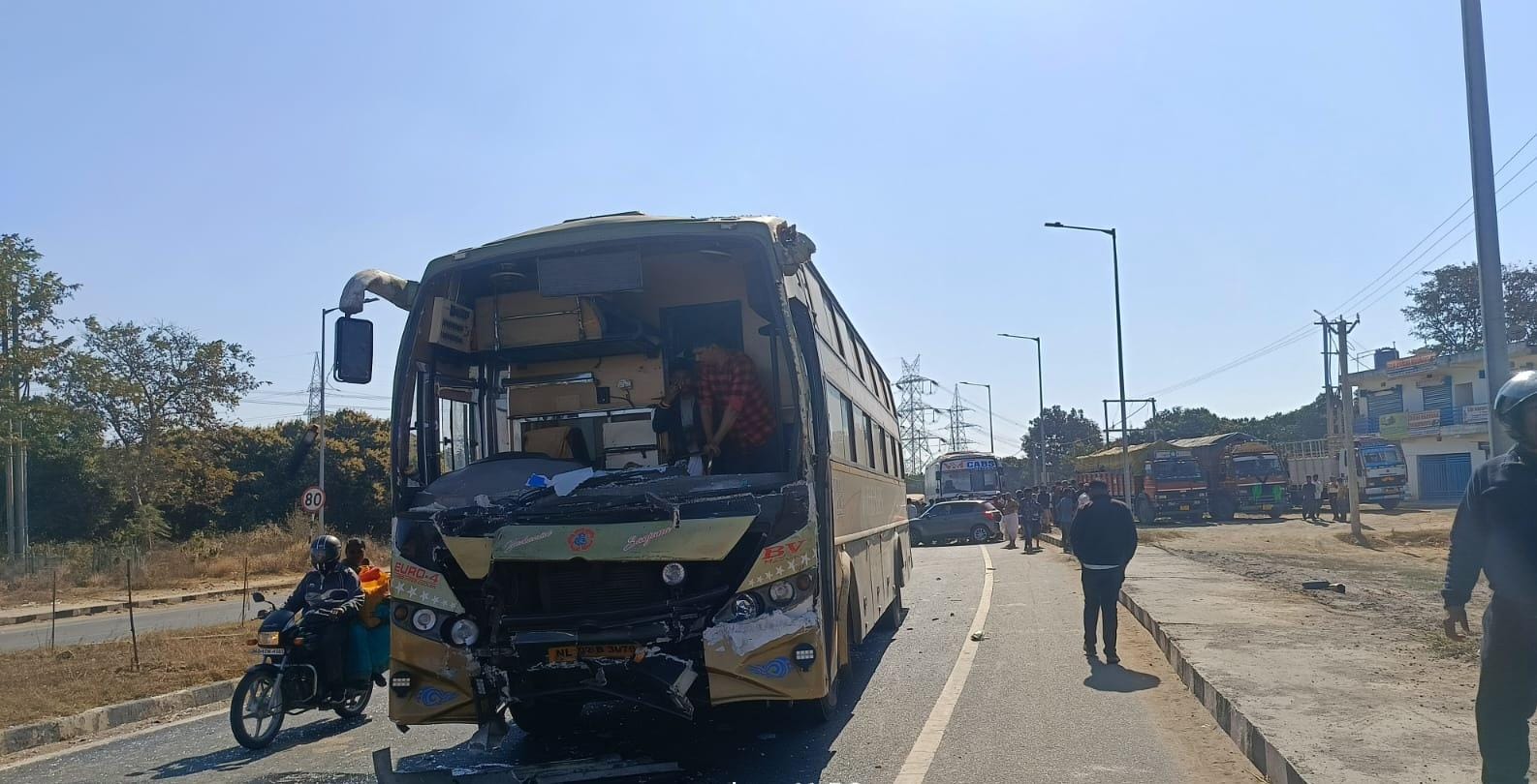 रांची में तीर्थयात्रियों से भरी दो बसों में टक्कर, मौके पर मची अफरा -तफरी