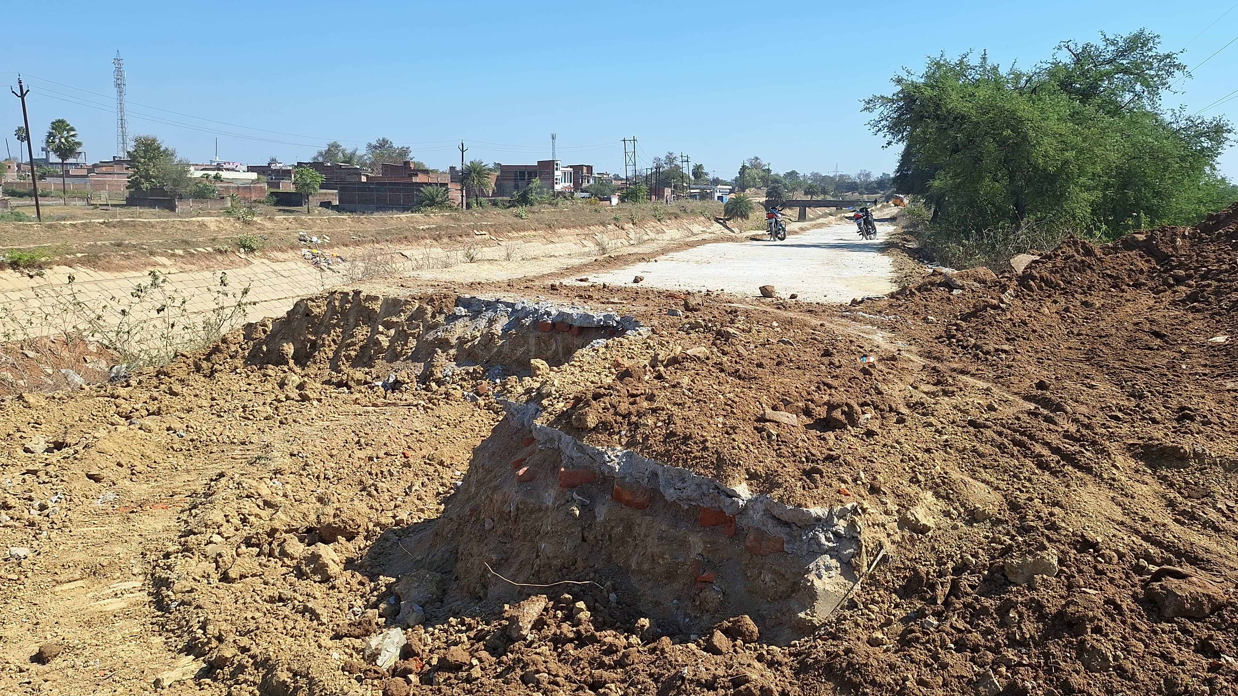 पहले बिना एनओसी के करा दिया गया 19 लाख का पथ निर्माण, अब नहर की मरम्मत करा रही कंपनी ने सड़क ही उखाड़ फेंका