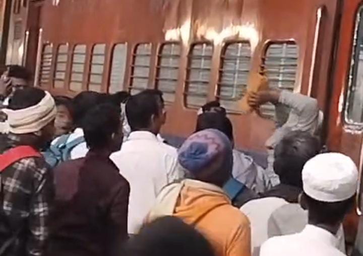 बेगूसराय में रेल यात्रियों का हंगामा, ट्रेन का दरवाजा नहीं खोलने पर नाराज यात्रियों ने जमकर की तोड़फोड़