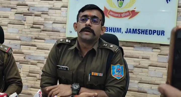 Crime News:जमशेदपुर पुलिस को मिली बड़ी सफलता, गणेश सिंह गिरोह के एक सदस्य को किया गिरफ्तार, ये हथियार बरामद